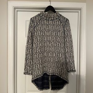 A La Carte Women’s Sweater. Blue/White.Long Sleeve Pullover. Slit in Back.Hi/Low